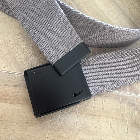 NIKE Swoosh Gray Webbing Belt with Black Buckle Men's Adjustable‎ - Picture 1 of 4